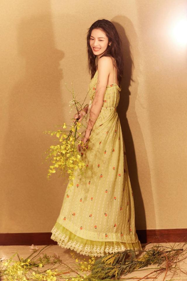 钟楚曦穿连衣裙优雅得像画中人，复古气质绝了