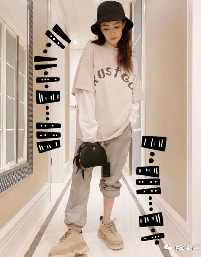 徐璐身穿牛仔衣配黑色连衣裙，时髦又有活力