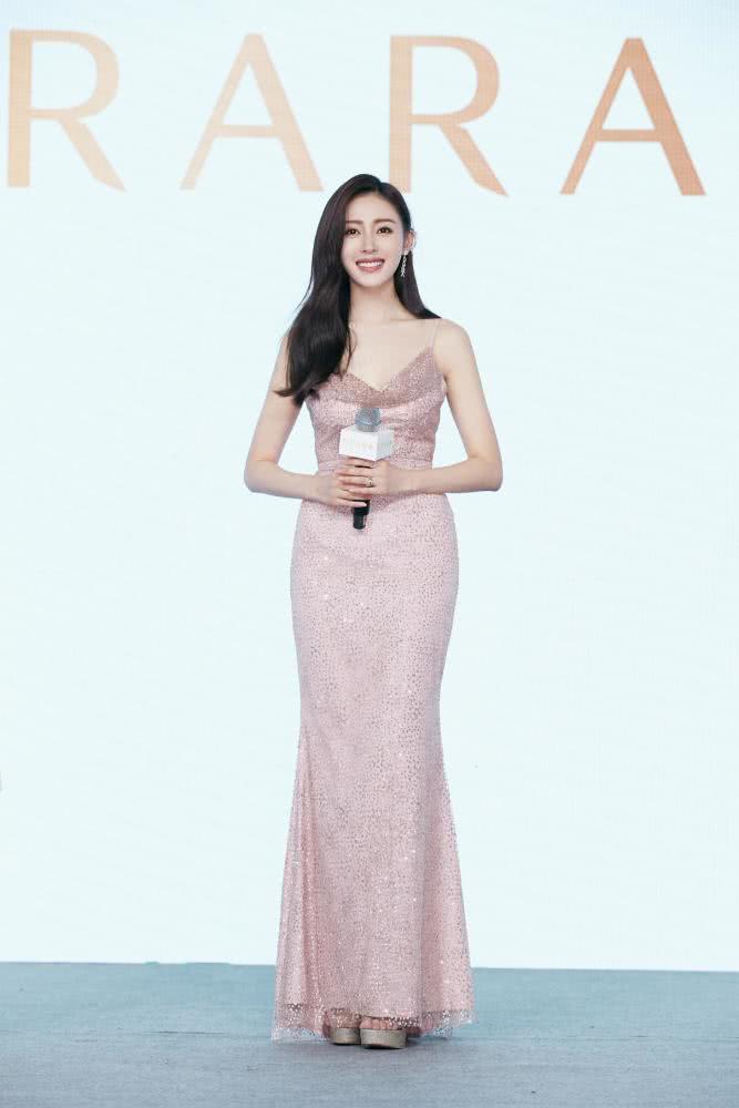 张天爱穿“牛奶裙”美出新高度,长发微卷更显女人味