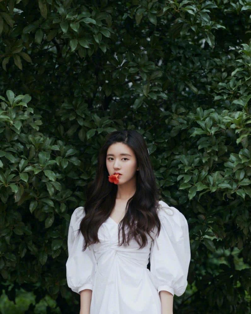 赵露思白短裙灯笼袖凸显细长手臂,微卷长发清新时尚