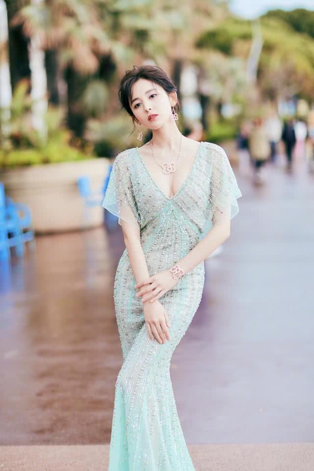 古力娜扎穿“奶奶裙”气质没得说,高级感满满