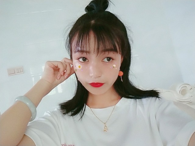 直筒宽松牛仔裤怎么配好看，这样穿很适合夏天