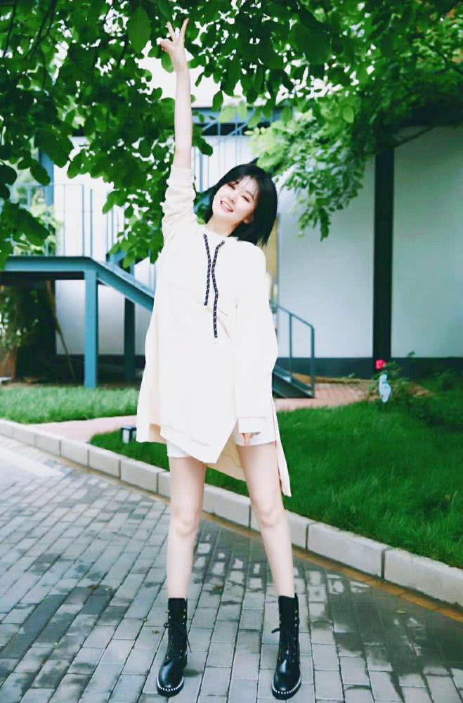 乔欣穿乖乖女连衣裙外搭风衣，甜美中透着飒爽