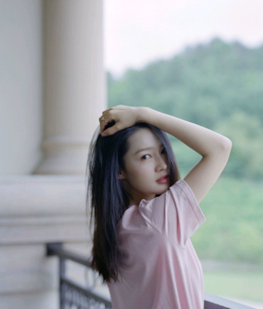 李沁笑起来真好看,穿薄荷绿上衣配A字短裙,时髦又高级