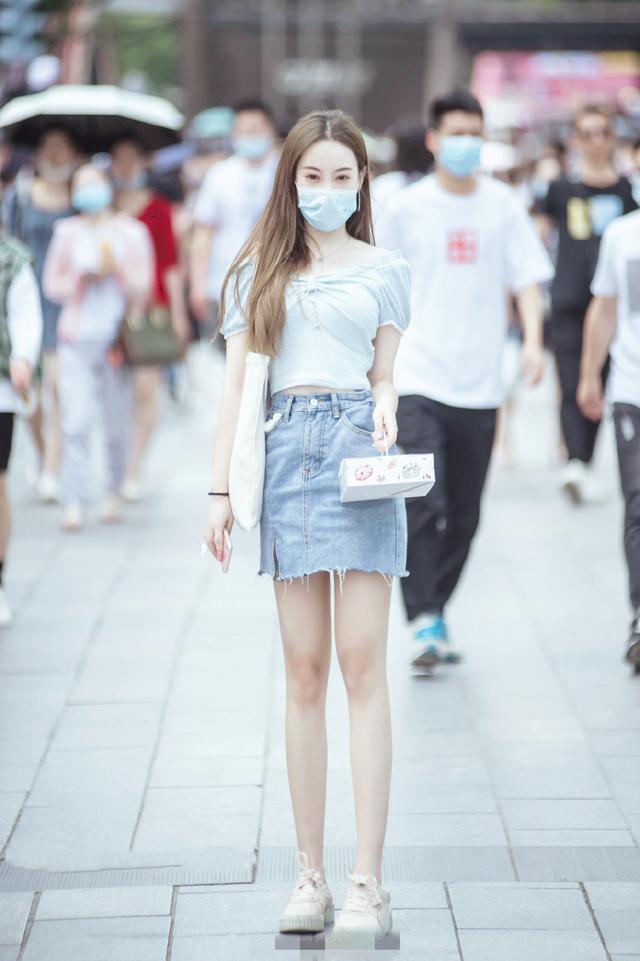 夏日“牛仔穿搭”拒绝太普通,学街头达人的穿法,时髦又吸睛