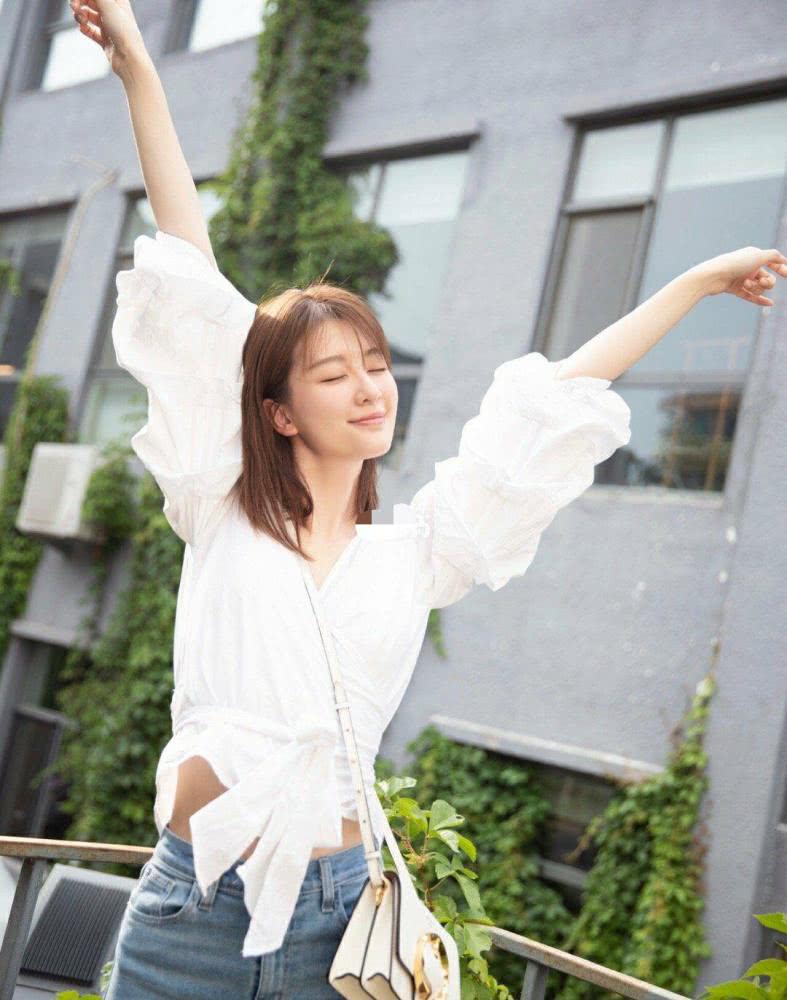 乔欣穿乖乖女连衣裙外搭风衣，甜美中透着飒爽