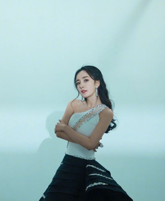 杨幂穿礼服犹如黑天鹅,女人魅力越来越成熟