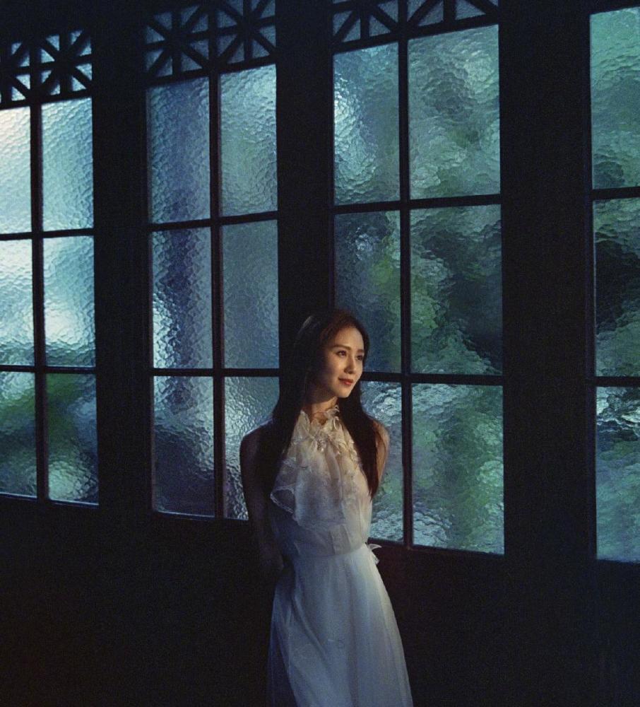 刘诗诗随意穿搭也唯美，蓝色服装优雅中透着高级