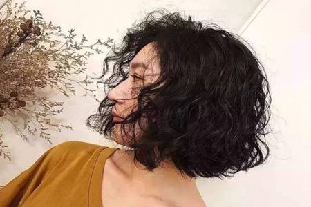 女生羊毛卷发型图片怎么扎好看，减龄可爱羊毛卷发造型太亮眼