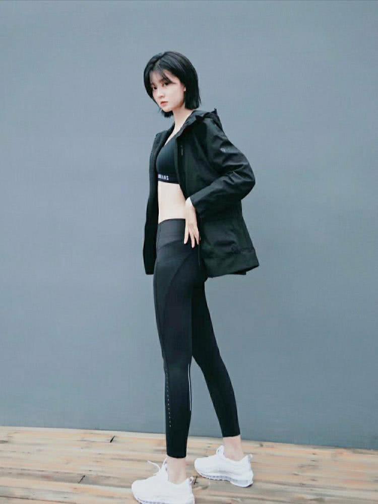 乔欣穿乖乖女连衣裙外搭风衣，甜美中透着飒爽