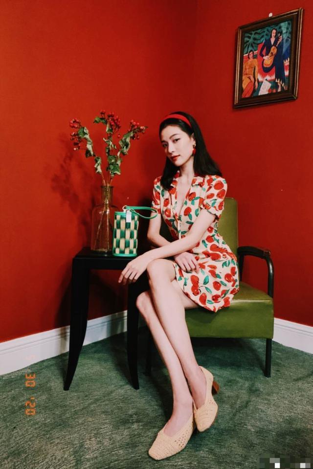 钟楚曦穿连衣裙优雅得像画中人，复古气质绝了