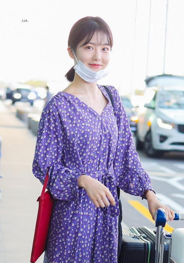 申艺恩穿华丽连衣裙展示少女气质，向粉丝们挥手致意