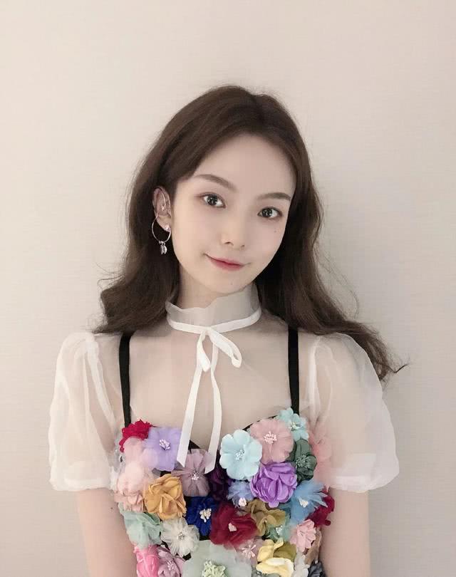 陈卓璇网纱短裙配金黄卷发温婉可爱,自信的女生人最美