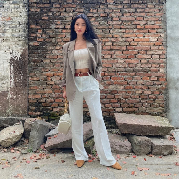 难怪杨采钰跻身“芳华六美TOP”,穿烟管裤看镜头,红唇+梨涡超A