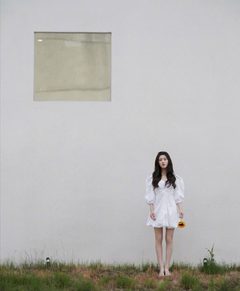 赵露思白短裙灯笼袖凸显细长手臂,微卷长发清新时尚