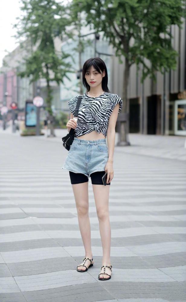 夏日“牛仔穿搭”拒绝太普通,学街头达人的穿法,时髦又吸睛