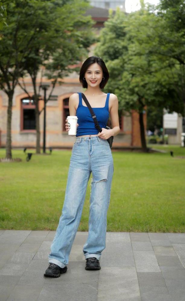 夏日“牛仔穿搭”拒绝太普通,学街头达人的穿法,时髦又吸睛