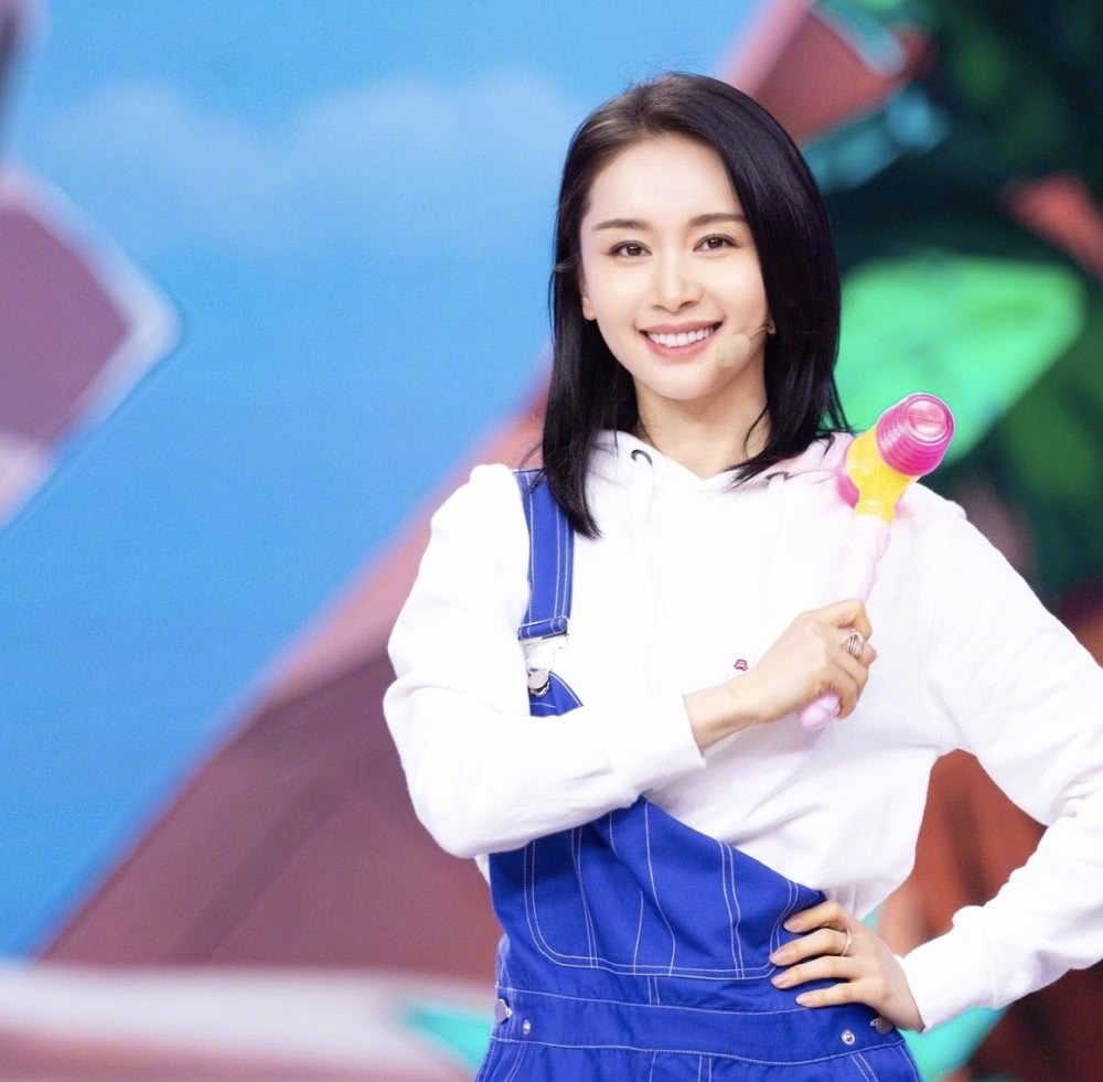 王子文晒瑜伽美照！身穿短款背心搭紧身瑜伽裤，姿势难度尽显功底