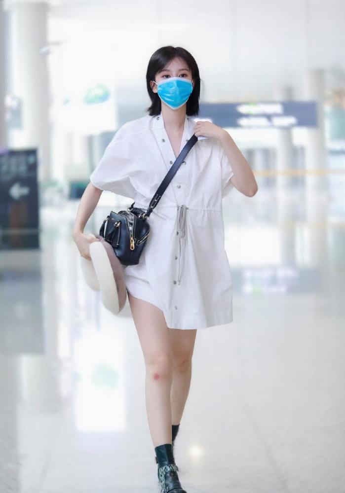 乔欣穿乖乖女连衣裙外搭风衣，甜美中透着飒爽