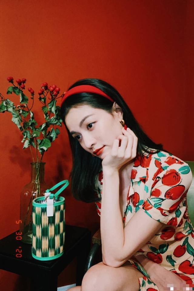 钟楚曦穿连衣裙优雅得像画中人，复古气质绝了