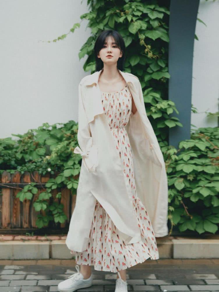 乔欣穿乖乖女连衣裙外搭风衣，甜美中透着飒爽