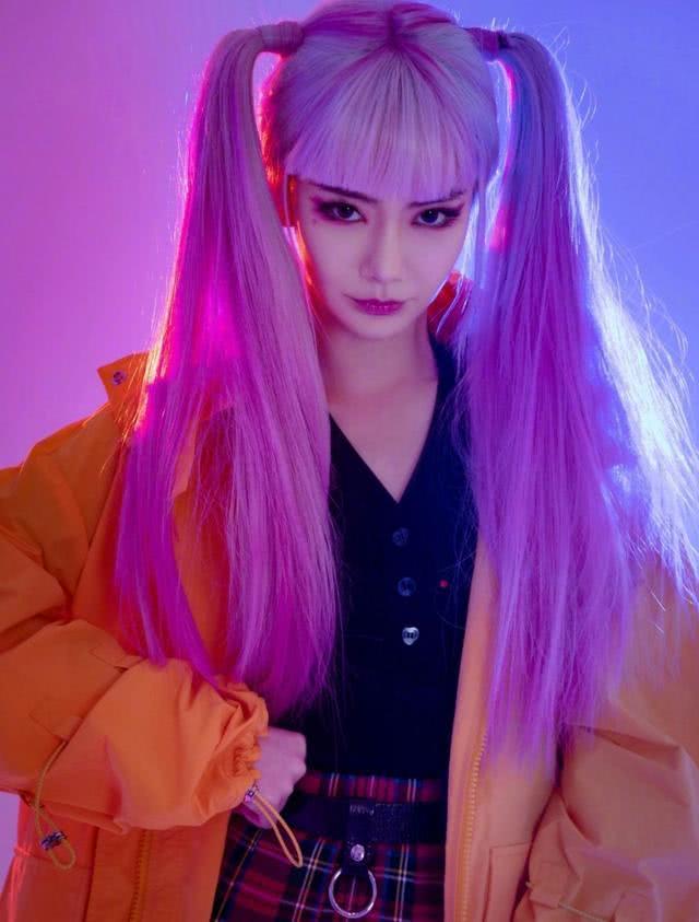 戚薇时尚大片大胆尝试萝莉风,粉色双马尾格外吸睛