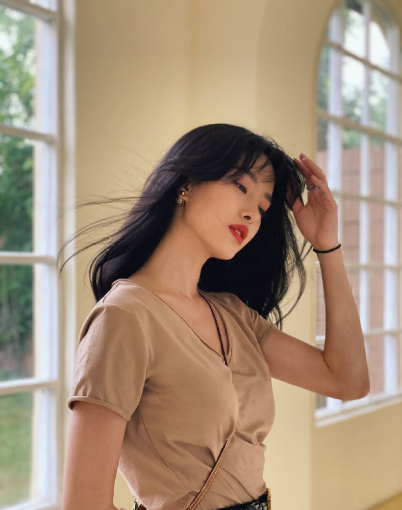 杨采钰长发披肩涂红唇,美得低调又优雅