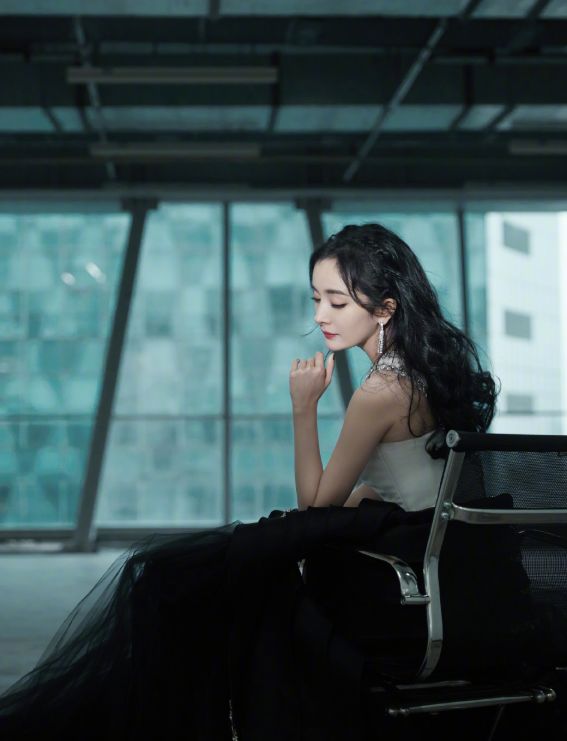 杨幂穿礼服犹如黑天鹅,女人魅力越来越成熟