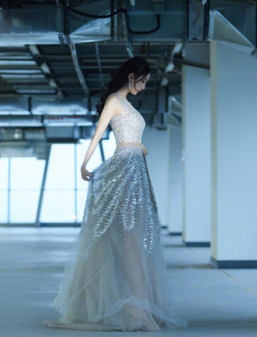 杨幂穿礼服犹如黑天鹅,女人魅力越来越成熟