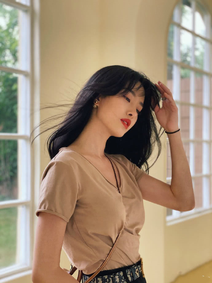 难怪杨采钰跻身“芳华六美TOP”,穿烟管裤看镜头,红唇+梨涡超A