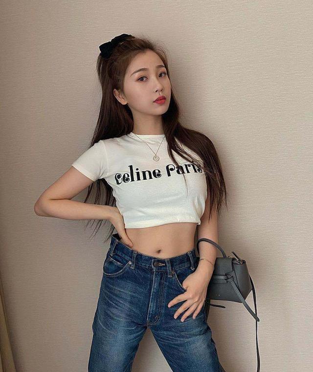 虞书欣最小码牛仔裤还能塞下一个拳头，不愧是小腰精