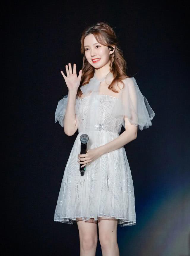 陈卓璇网纱短裙配金黄卷发温婉可爱,自信的女生人最美