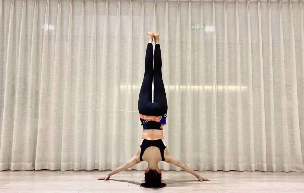 王子文晒瑜伽美照！身穿短款背心搭紧身瑜伽裤，姿势难度尽显功底