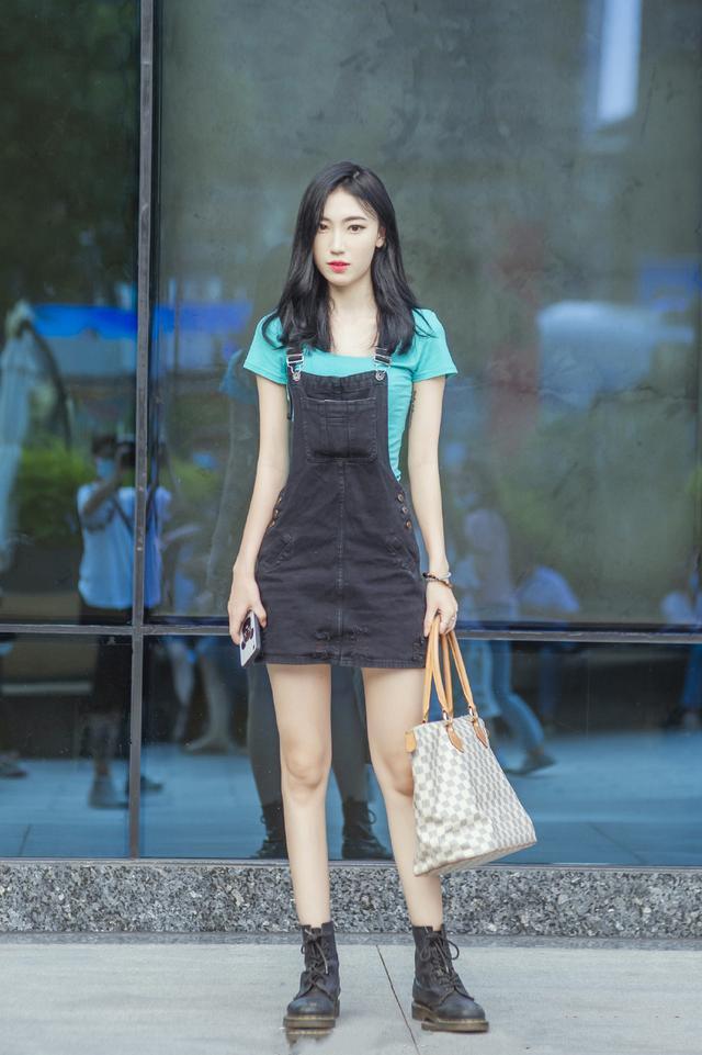 夏日“牛仔穿搭”拒绝太普通,学街头达人的穿法,时髦又吸睛