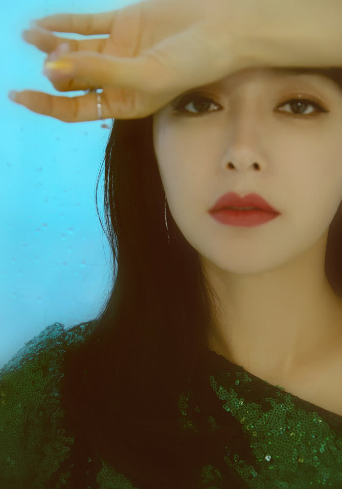 秦岚美出新高度!“葫芦身材”让人惊艳,纤细双腿让人着迷