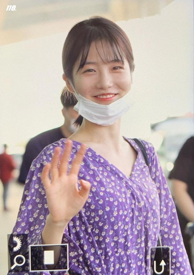 申艺恩穿华丽连衣裙展示少女气质，向粉丝们挥手致意