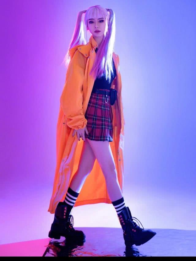 戚薇时尚大片大胆尝试萝莉风,粉色双马尾格外吸睛