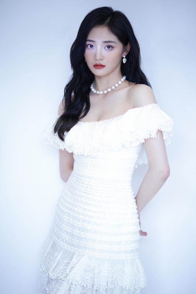 周洁琼开衫短裤配卷发小辫子,小姐姐的模样太甜美