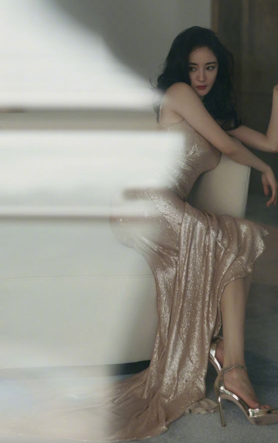 杨幂穿礼服犹如黑天鹅,女人魅力越来越成熟