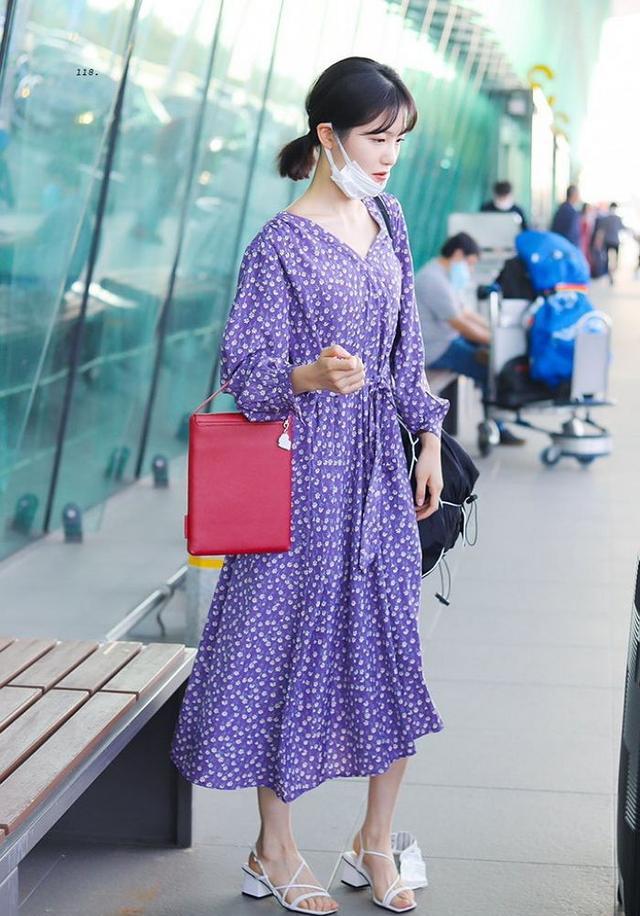 申艺恩穿华丽连衣裙展示少女气质，向粉丝们挥手致意