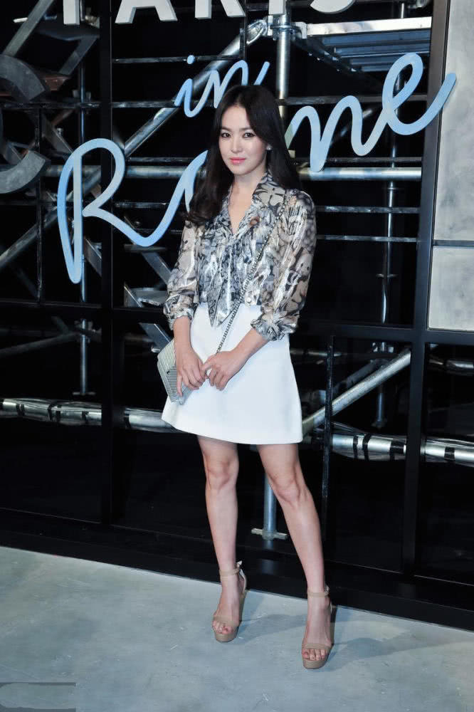 宋慧乔穿亮面印花衬衫配半身裙，烟熏妆高级又迷人