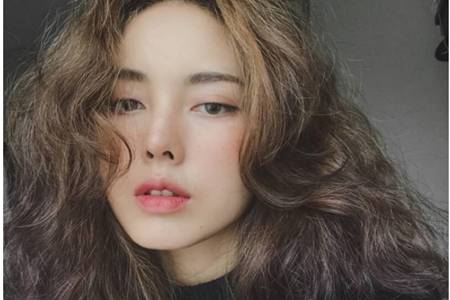 女生羊毛卷发型图片怎么扎好看,减龄可爱羊毛卷发造型太亮眼