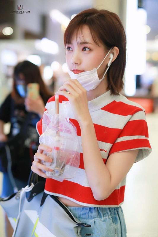 李一桐S码T恤都撑不起,84斤的腰太真实