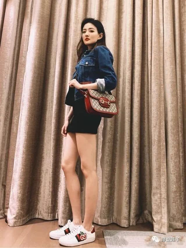 徐璐身穿牛仔衣配黑色连衣裙，时髦又有活力