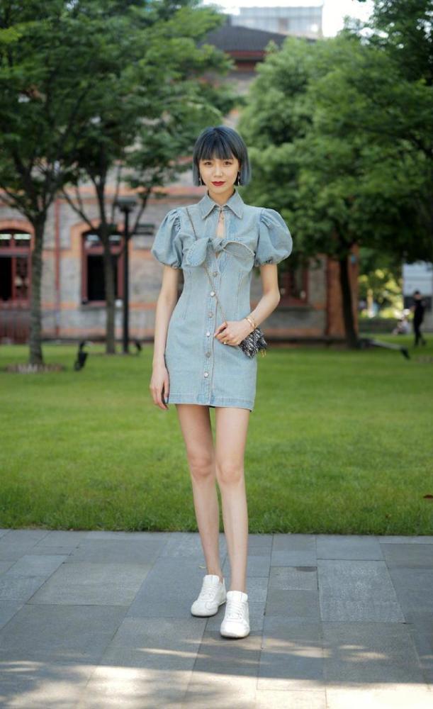 夏日“牛仔穿搭”拒绝太普通,学街头达人的穿法,时髦又吸睛