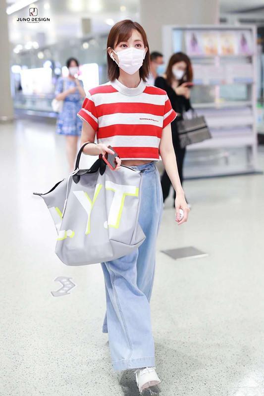 李一桐S码T恤都撑不起,84斤的腰太真实