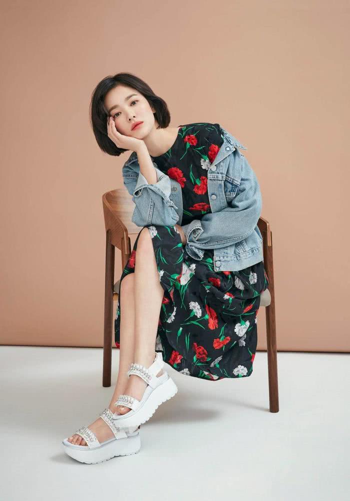 宋慧乔穿亮面印花衬衫配半身裙，烟熏妆高级又迷人