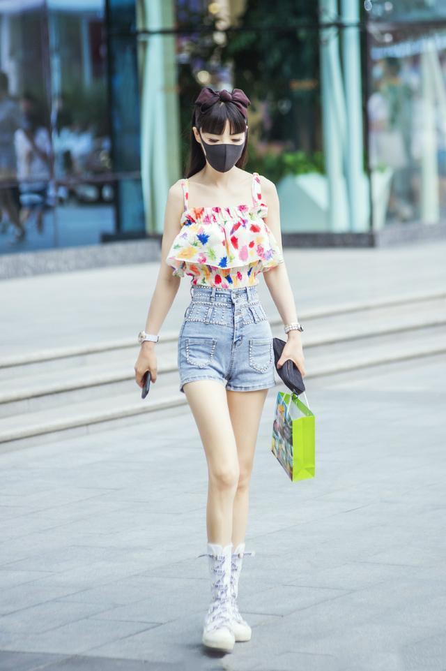 夏日“牛仔穿搭”拒绝太普通,学街头达人的穿法,时髦又吸睛