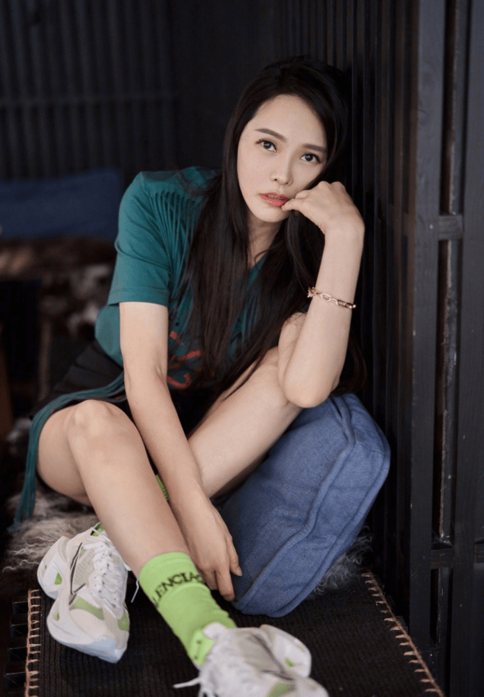 伊能静穿V领碎花连衣裙硬勒出少女腰,美得太惊艳