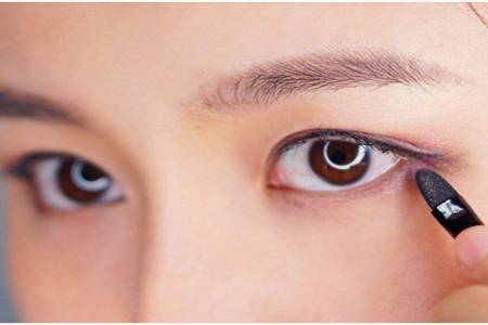 化妆步骤怎样化淡妆,新手如何画适合上班的快速妆容